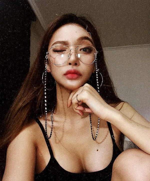 Archived image from @heroineseen on Instagram