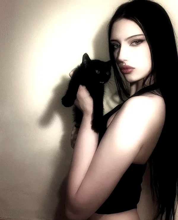 chica.niebla instagram image archive image