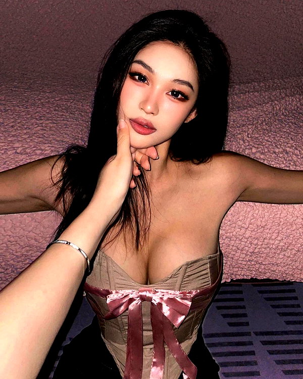 baddiesessence instagram image archive image