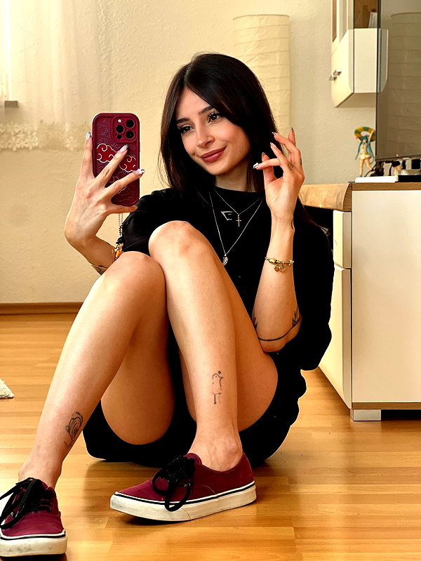 cata.leyah instagram image archive image