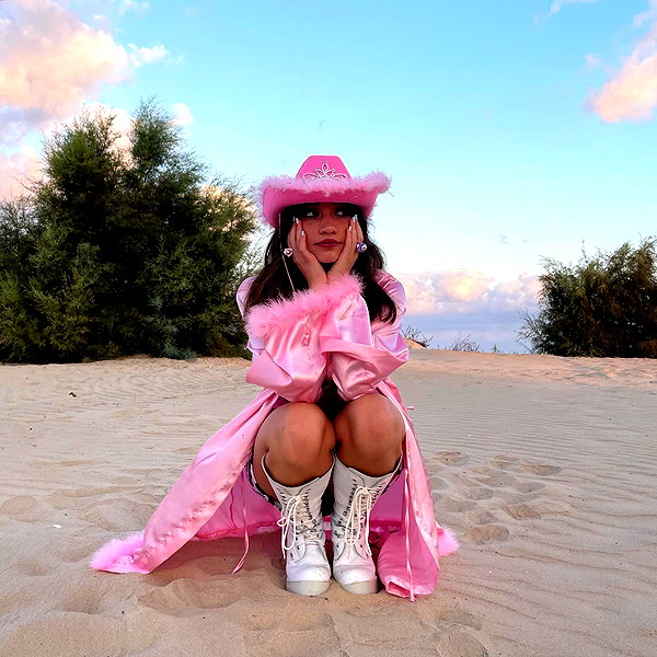 romi_henenson instagram image archive image