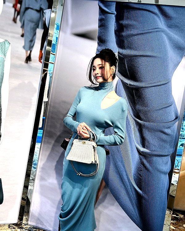 dear.zia instagram image archive image