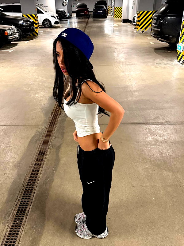lyna_com2000 instagram image archive image