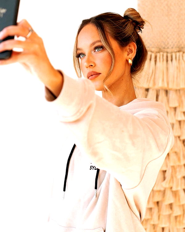 olivia.mathers instagram image archive image