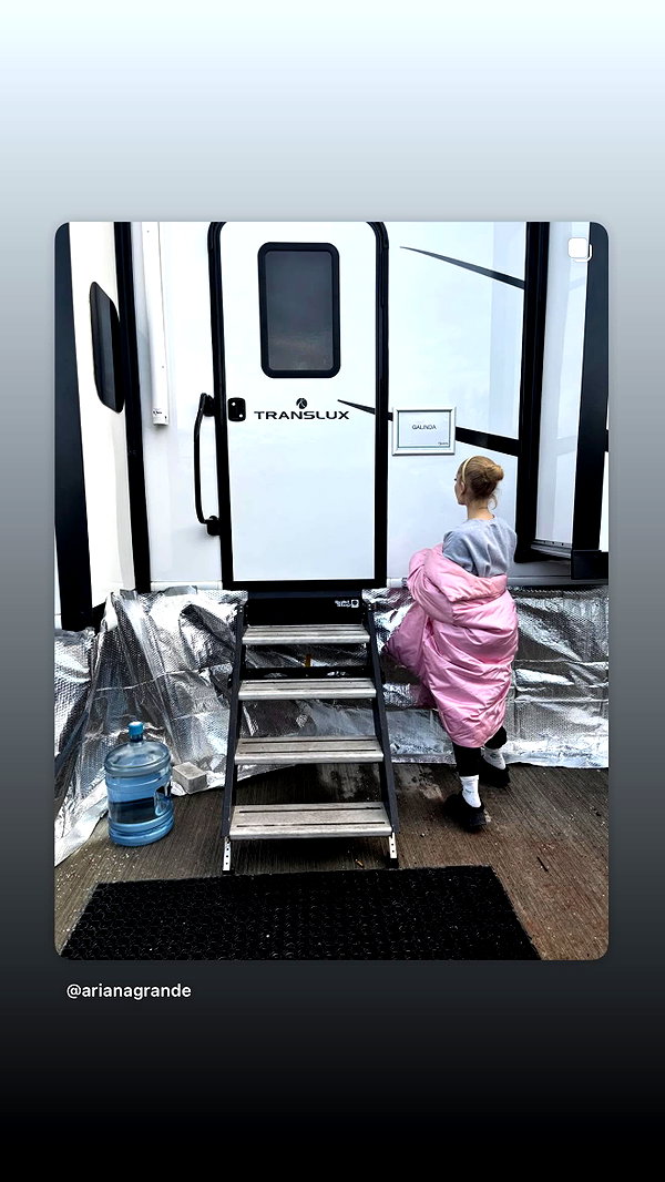 arianagrande instagram image archive image