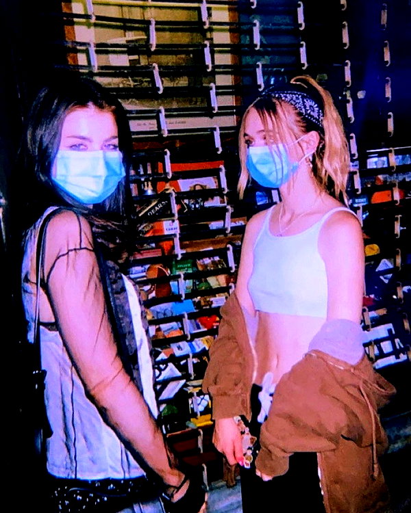 Archived image from @lolabllue on Instagram