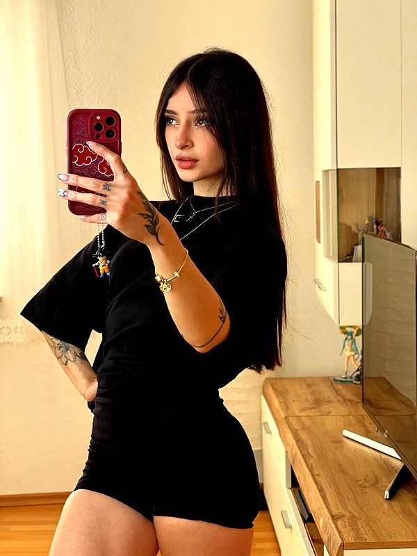 cata.leyah instagram image archive image
