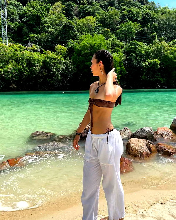cait.knight instagram image archive image