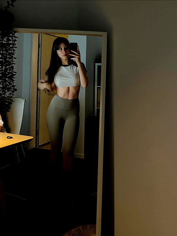 lia_ey99 instagram image archive image