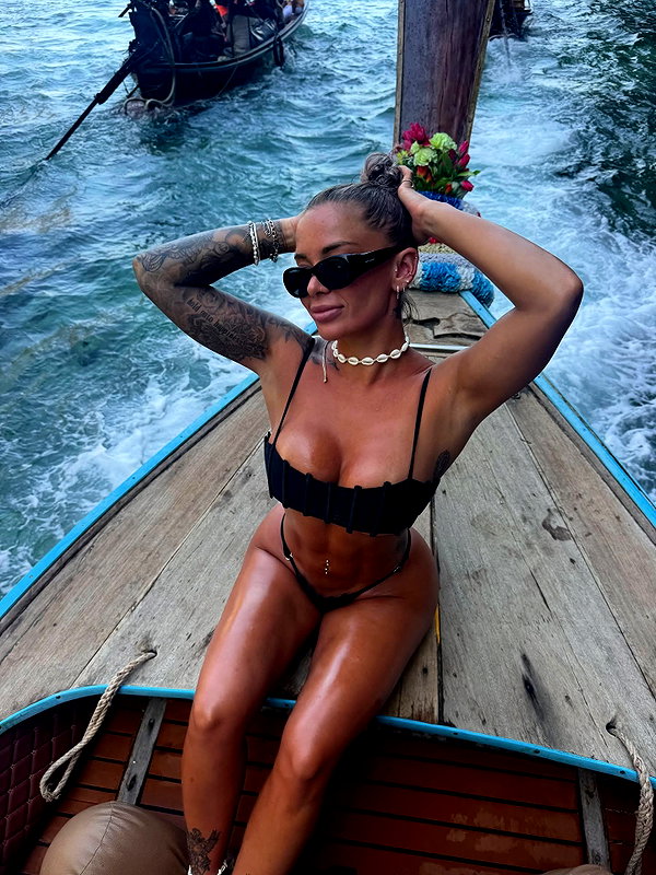 itshayleydavies instagram image archive image