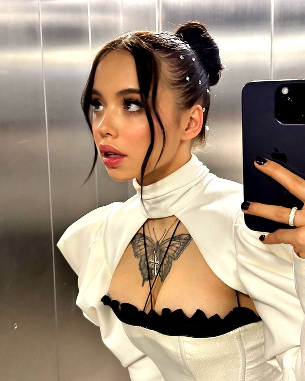 lyna_com2000 instagram image archive image