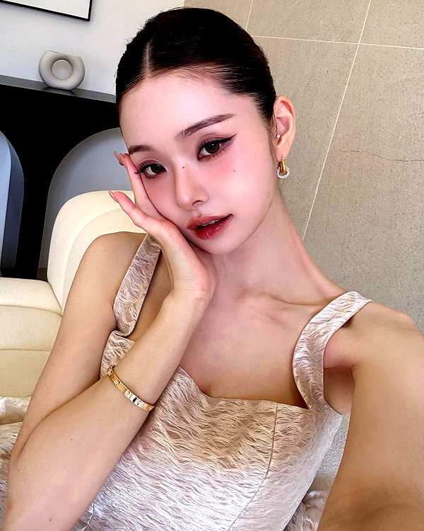 dear.zia instagram image archive image