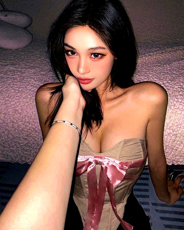 baddiesessence instagram image archive image