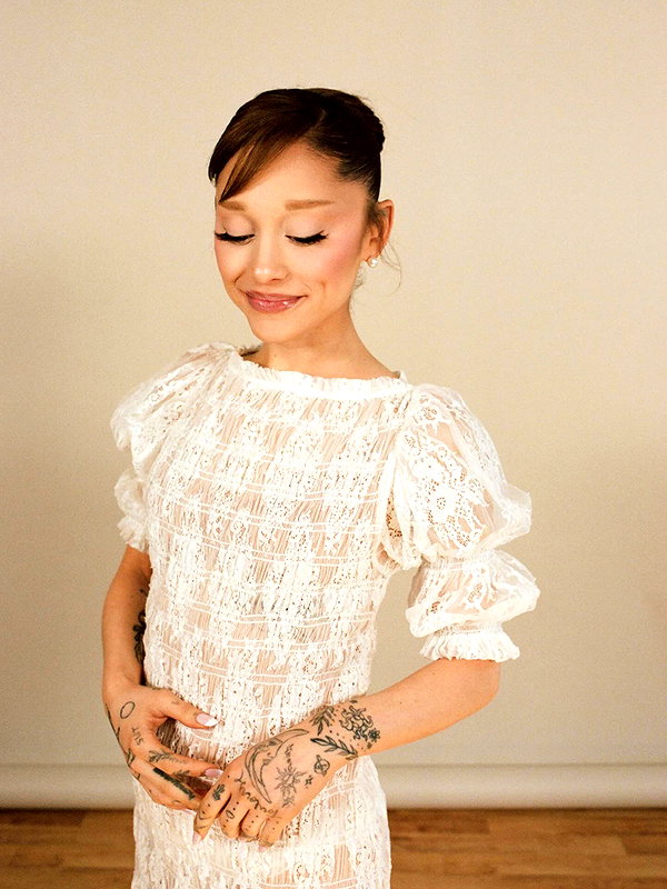 arianagrande instagram image archive image
