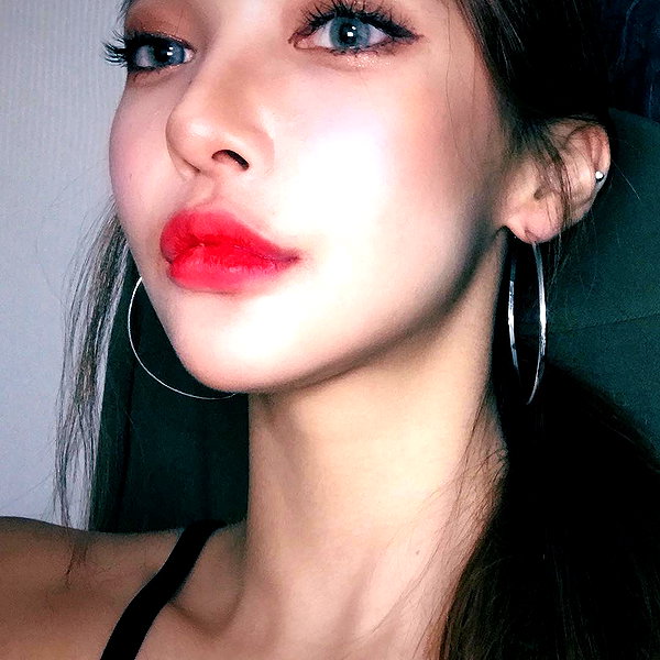 Archived image from @heroineseen on Instagram