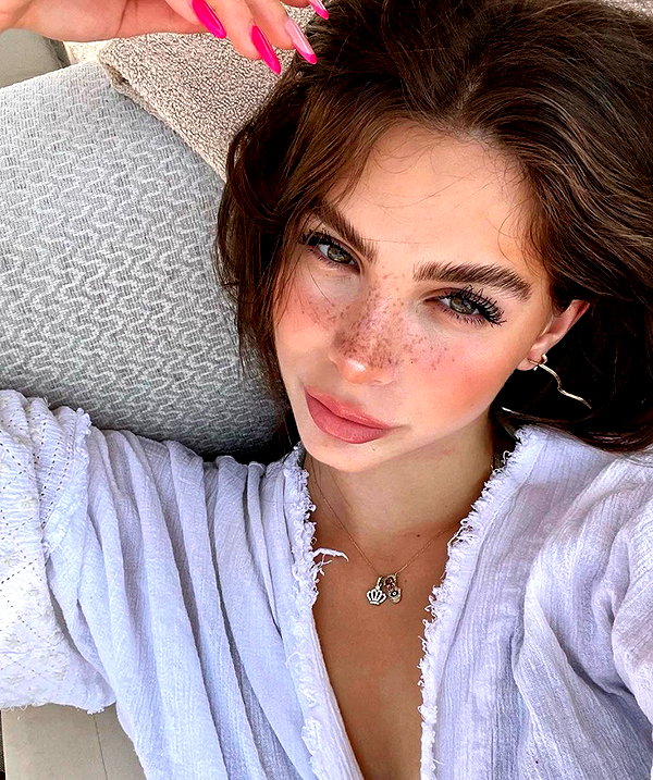 baddiesessence instagram image archive image