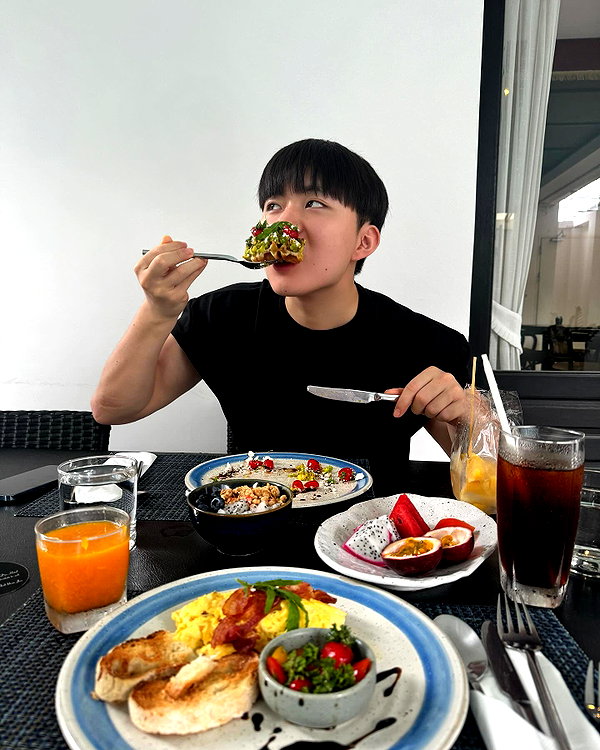 ll.lu1s instagram image archive image