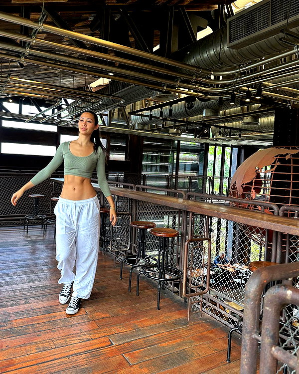 cait.knight instagram image archive image