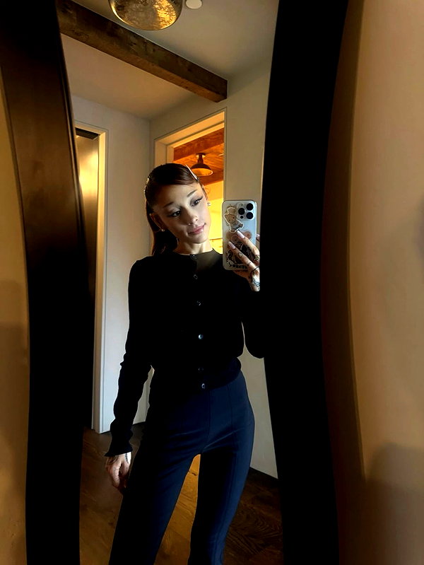 arianagrande instagram image archive image