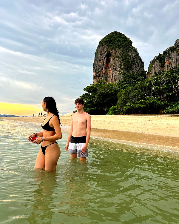 cait.knight instagram image archive image