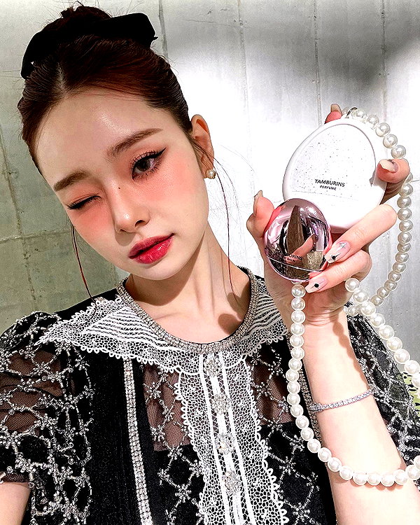 dear.zia instagram image archive image