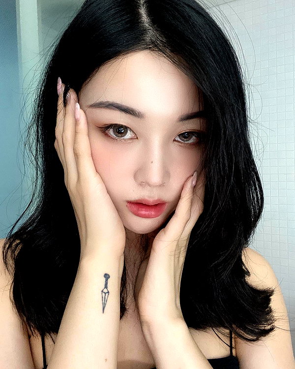 emily.ghoul instagram image archive image