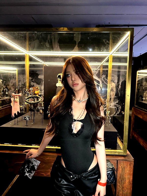 ywwyiiing instagram image archive image