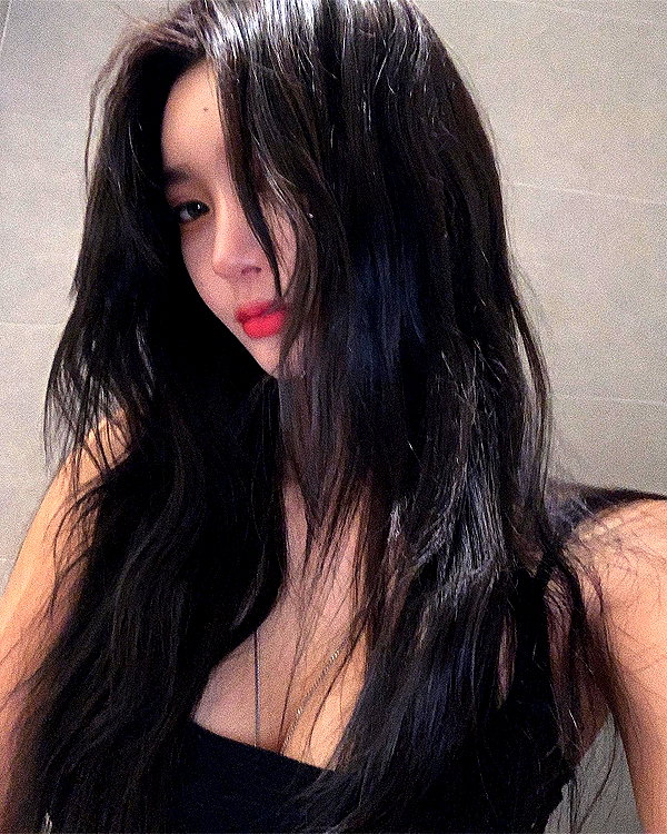 Archived image from @heroineseen on Instagram