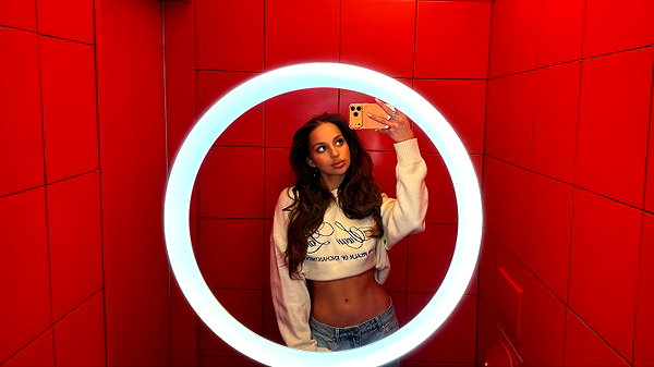 ariana_vomi archive image