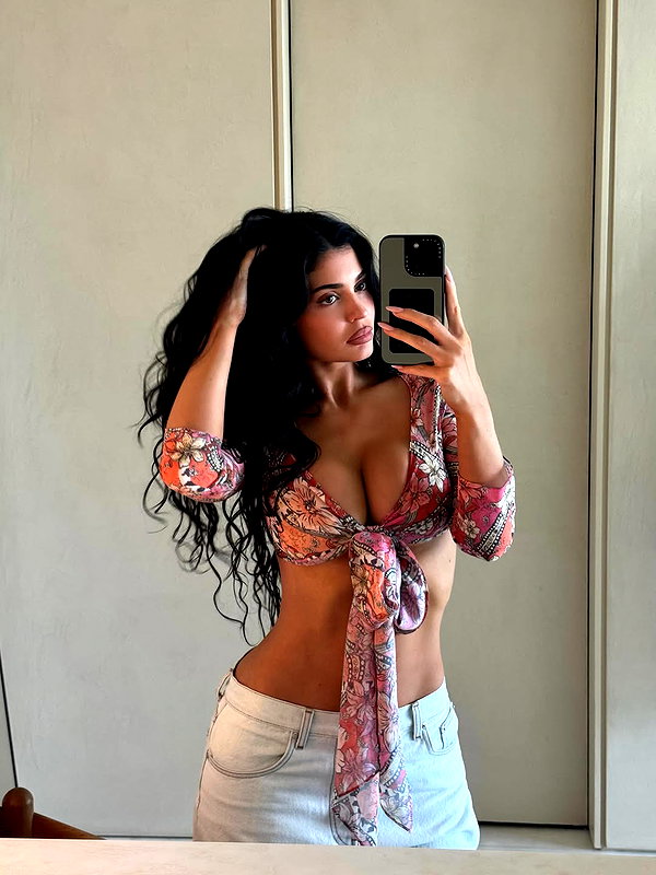 kyliejenner kyliejenner archive image