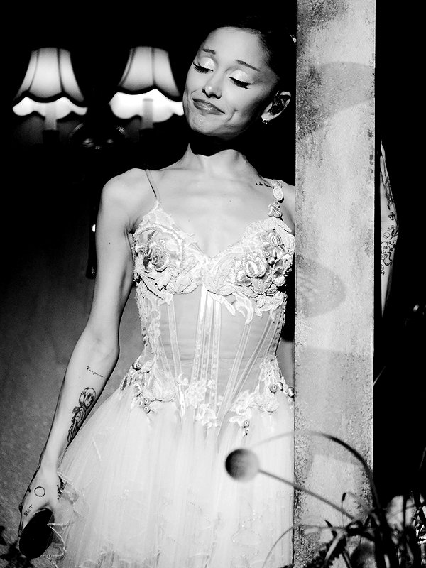 arianagrande instagram image archive image