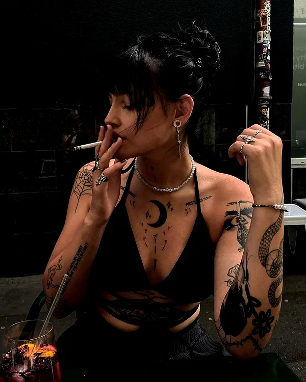 chica.niebla instagram image archive image