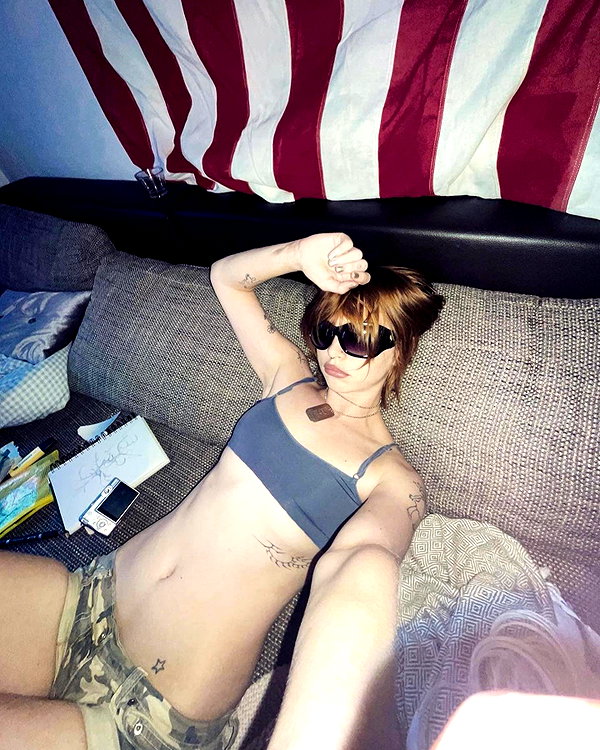 Archived image from @lolabllue on Instagram