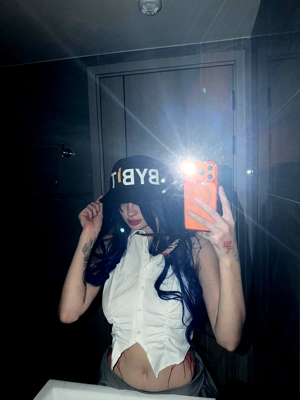 lisa.ra69 instagram image archive image