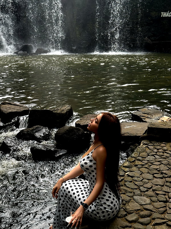 quenhi.phamm instagram image archive image