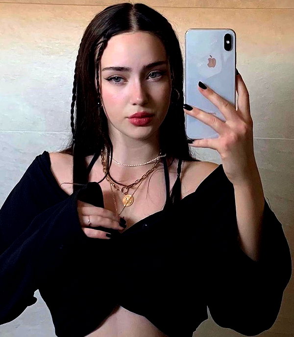 baddiesessence instagram image archive image