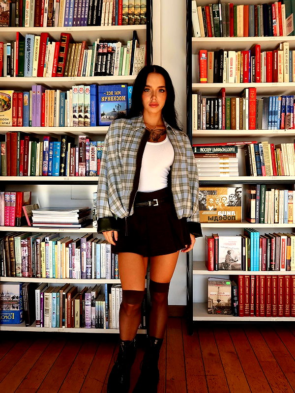 lyna_com2000 instagram image archive image