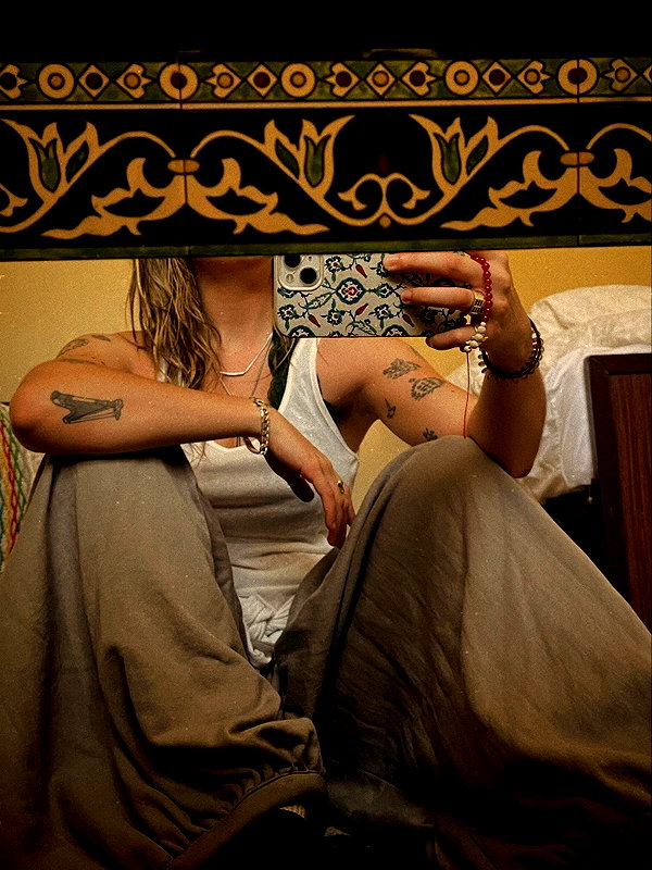 _femalien instagram image archive image