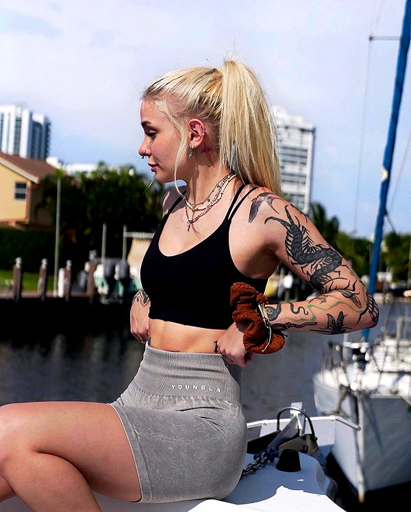 peachtoot.plz instagram image archive image