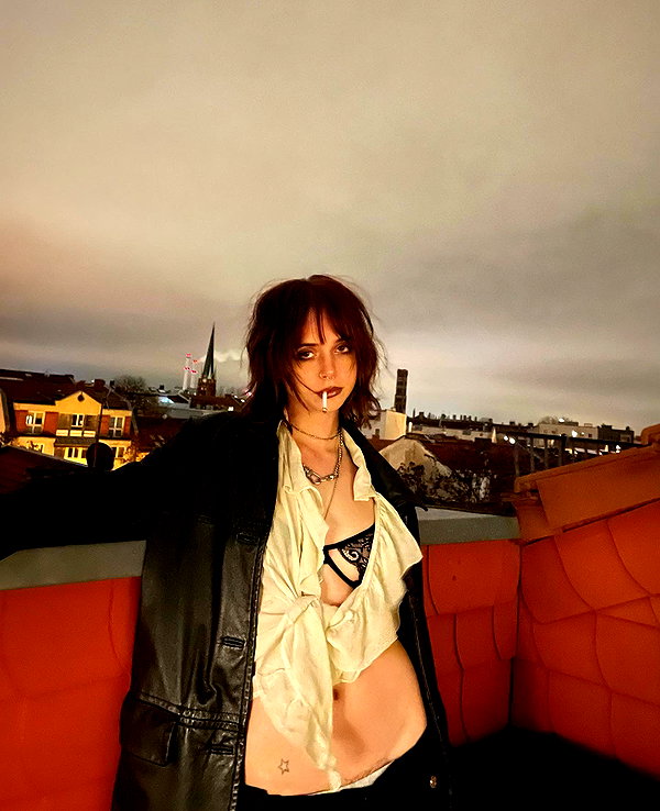 Archived image from @lolabllue on Instagram