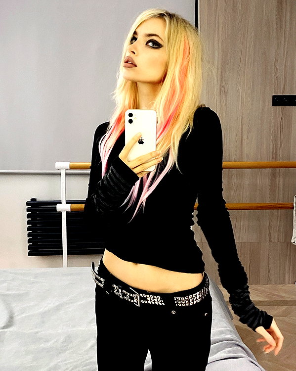 anya4everr instagram image archive image