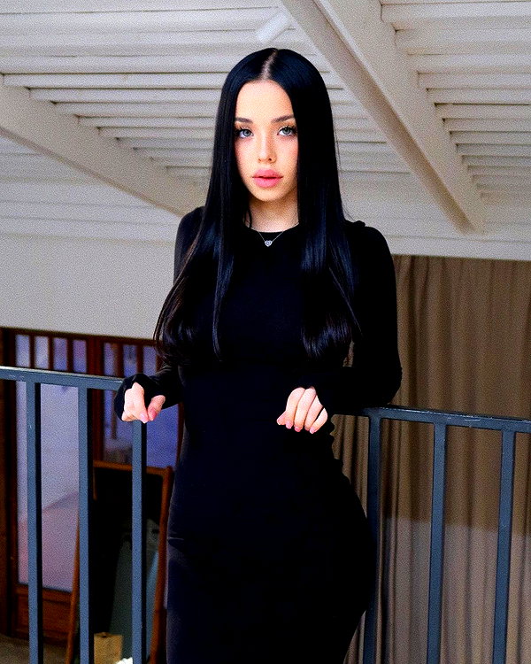 lyna_com2000 instagram image archive image