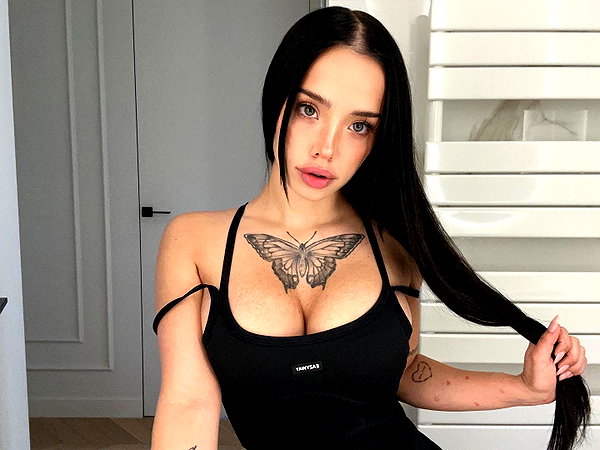 lyna_com2000 instagram image archive image