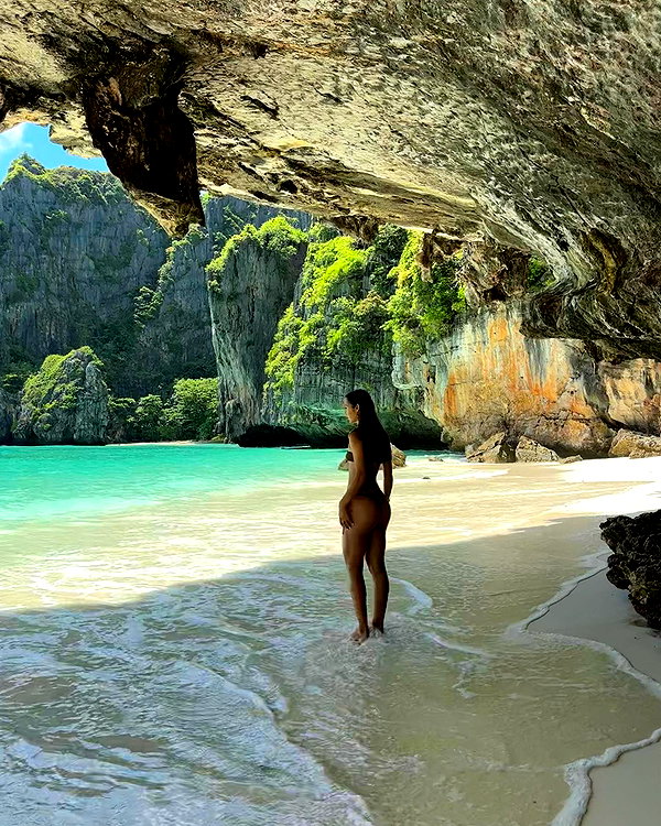 cait.knight instagram image archive image