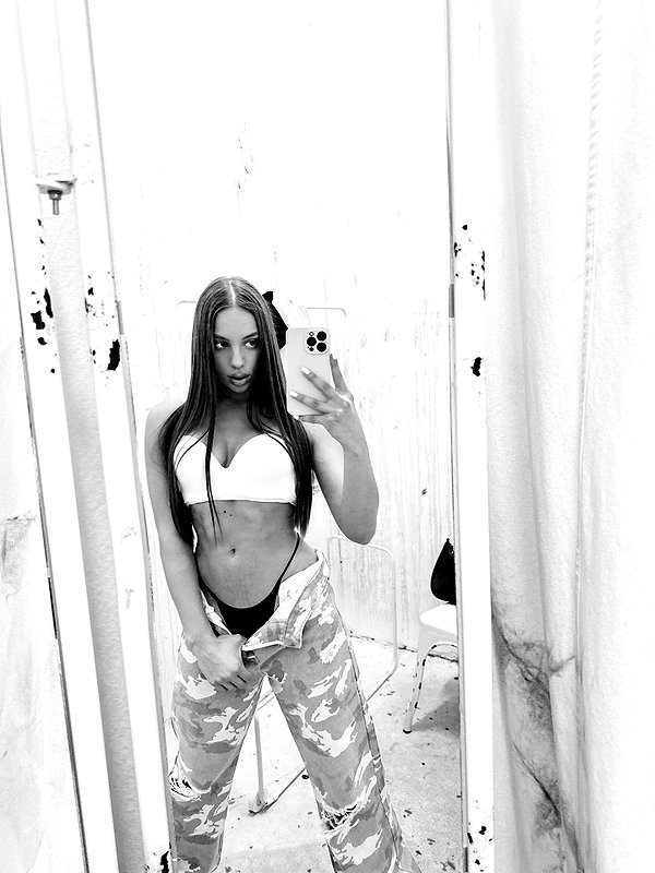 ariana_vomi instagram image archive image