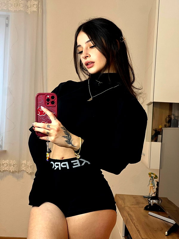 cata.leyah instagram image archive image