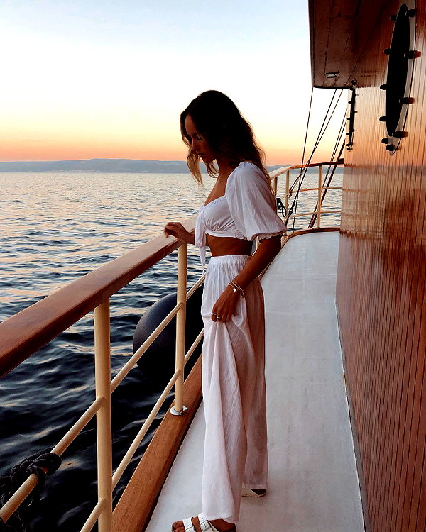 olivia.mathers instagram image archive image
