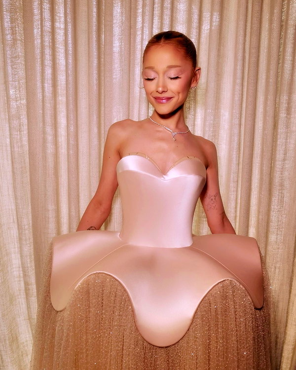 arianagrande instagram image archive image