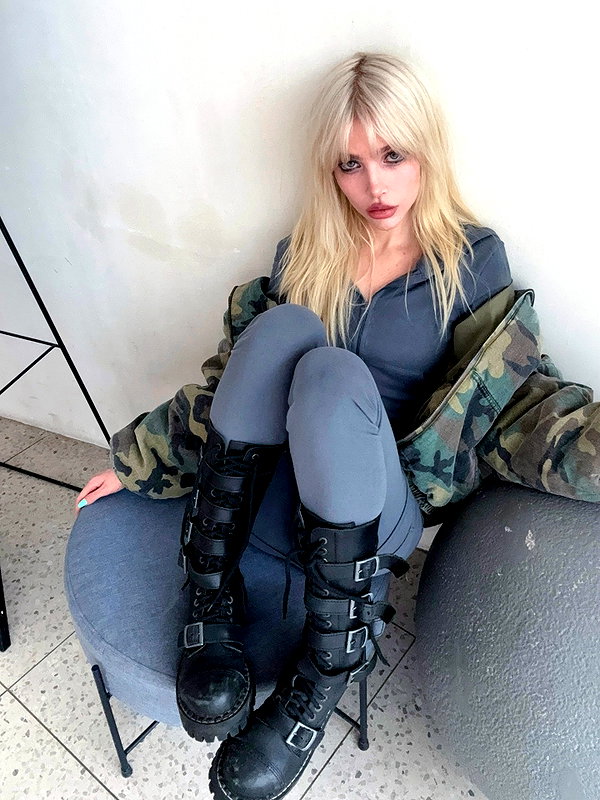 alien.hanna instagram image archive image