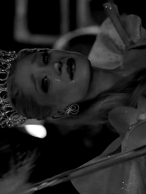 arianagrande instagram image archive image